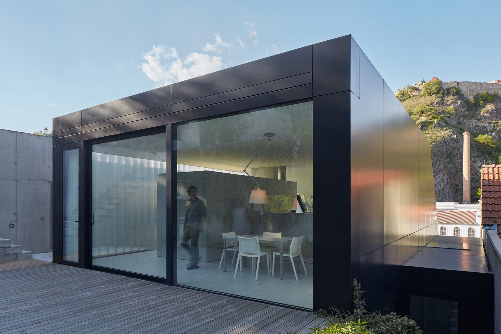 Casa Familiar en el Valle del Río por Kuba & Pilař architekti. Fotografía por BoysPlayNice