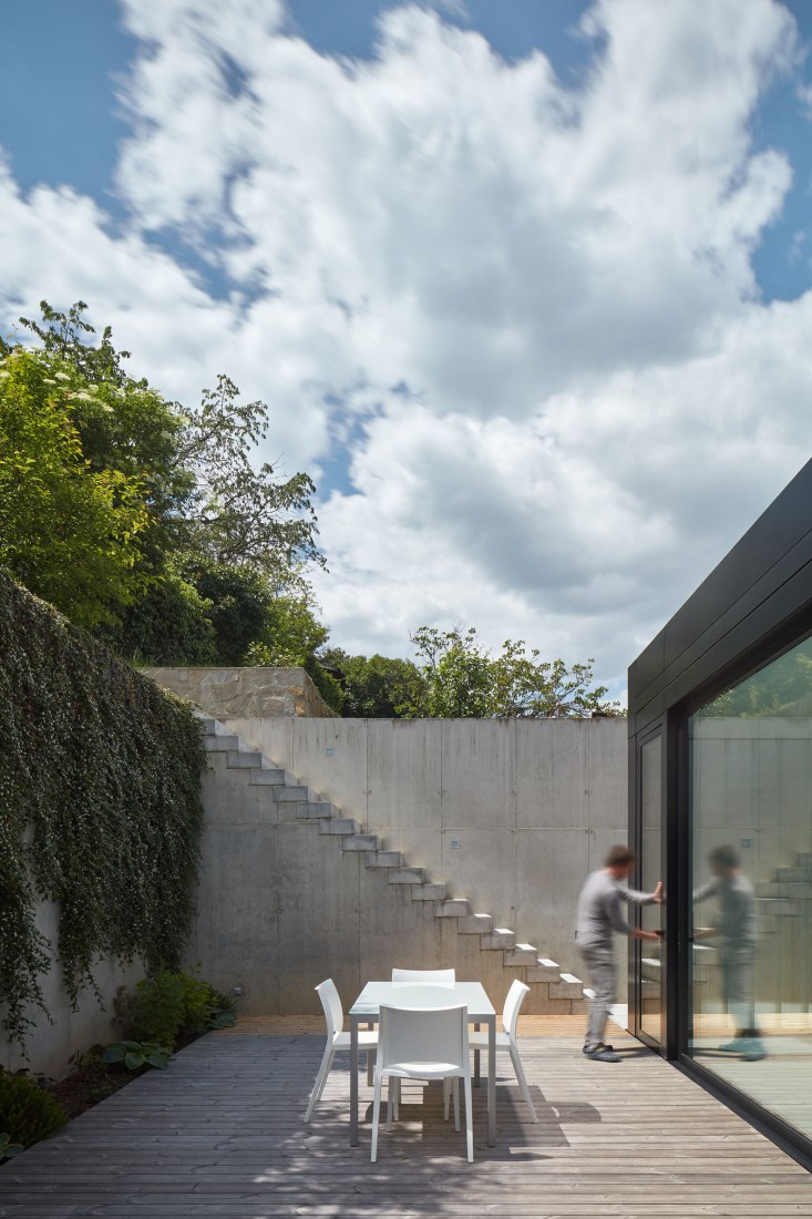 Casa Familiar en el Valle del Río por Kuba & Pilař architekti. Fotografía por BoysPlayNice