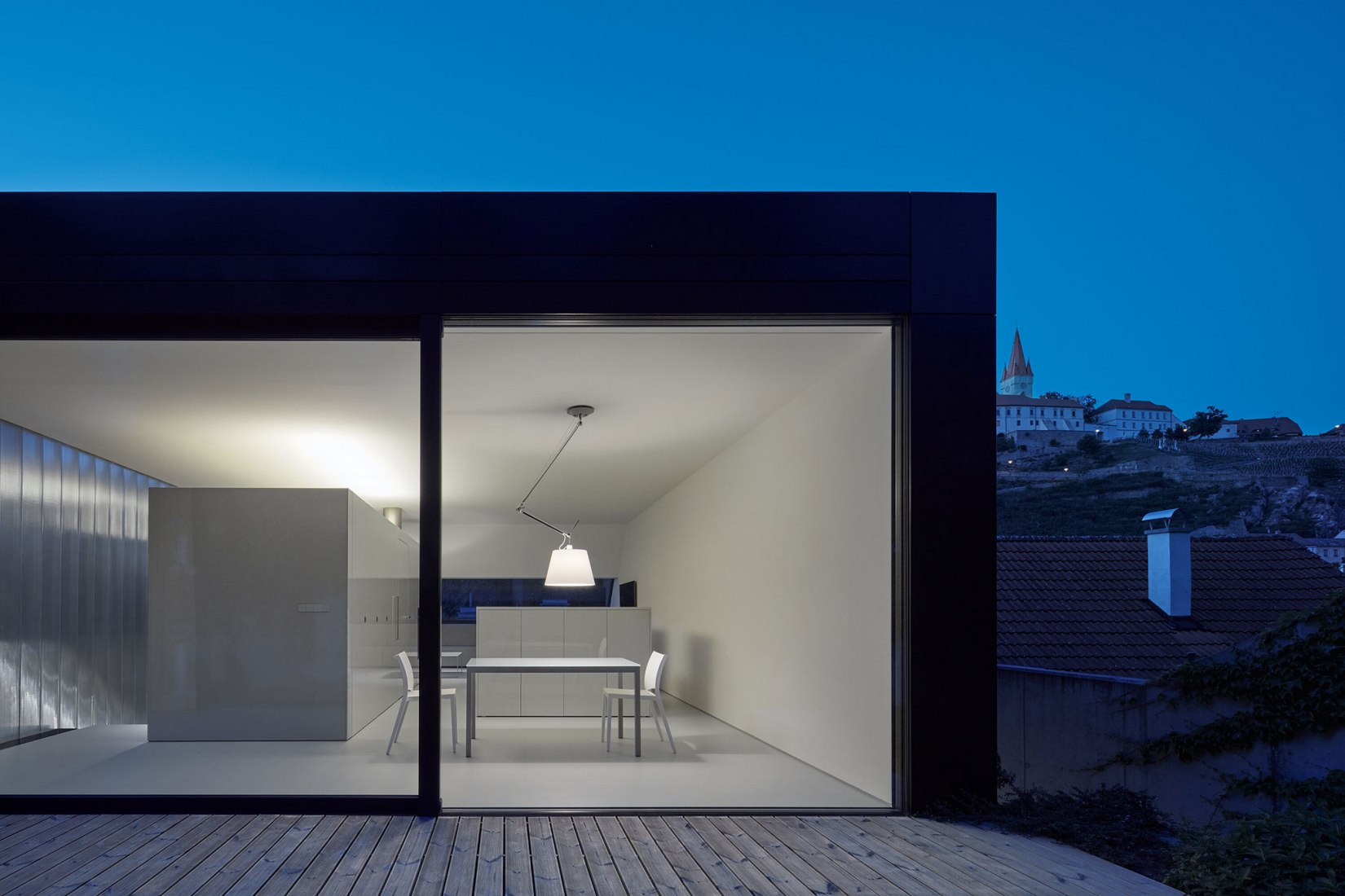 Casa Familiar en el Valle del Río por Kuba & Pilař architekti. Fotografía por BoysPlayNice