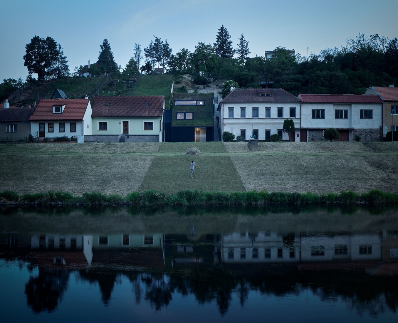 Casa Familiar en el Valle del Río por Kuba & Pilař architekti. Fotografía por BoysPlayNice