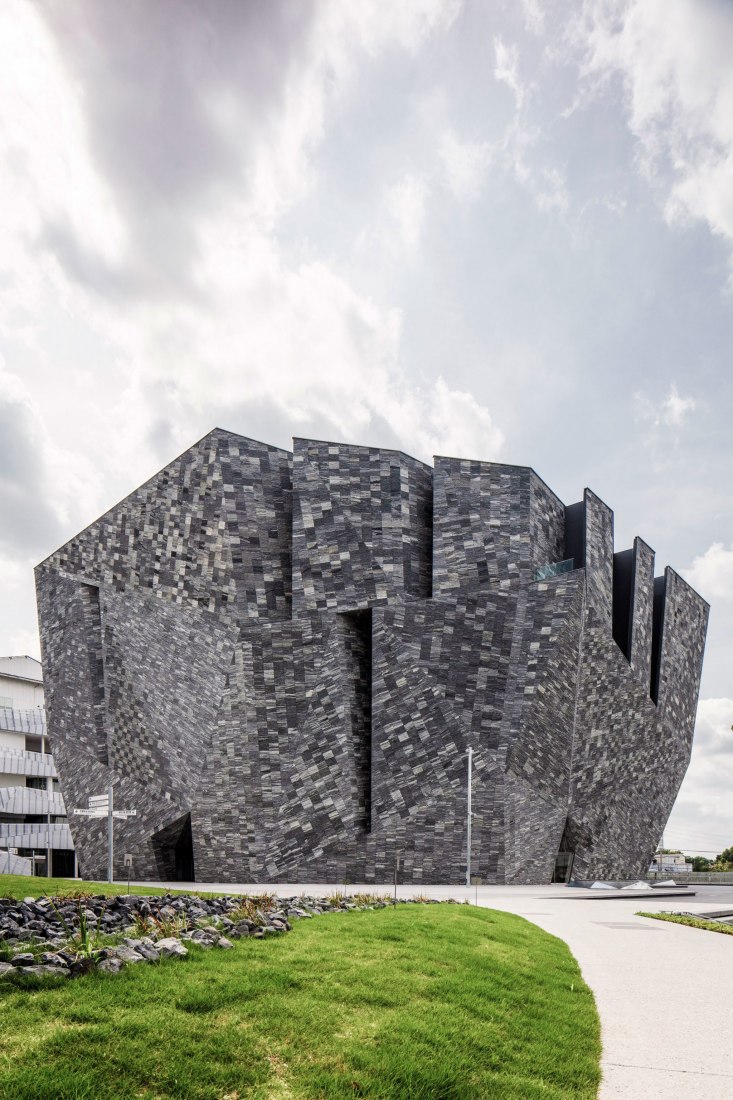 Museo de Cultura de Kadokawa por Kengo Kuma. Fotografía por Kenshu Shintsubo.