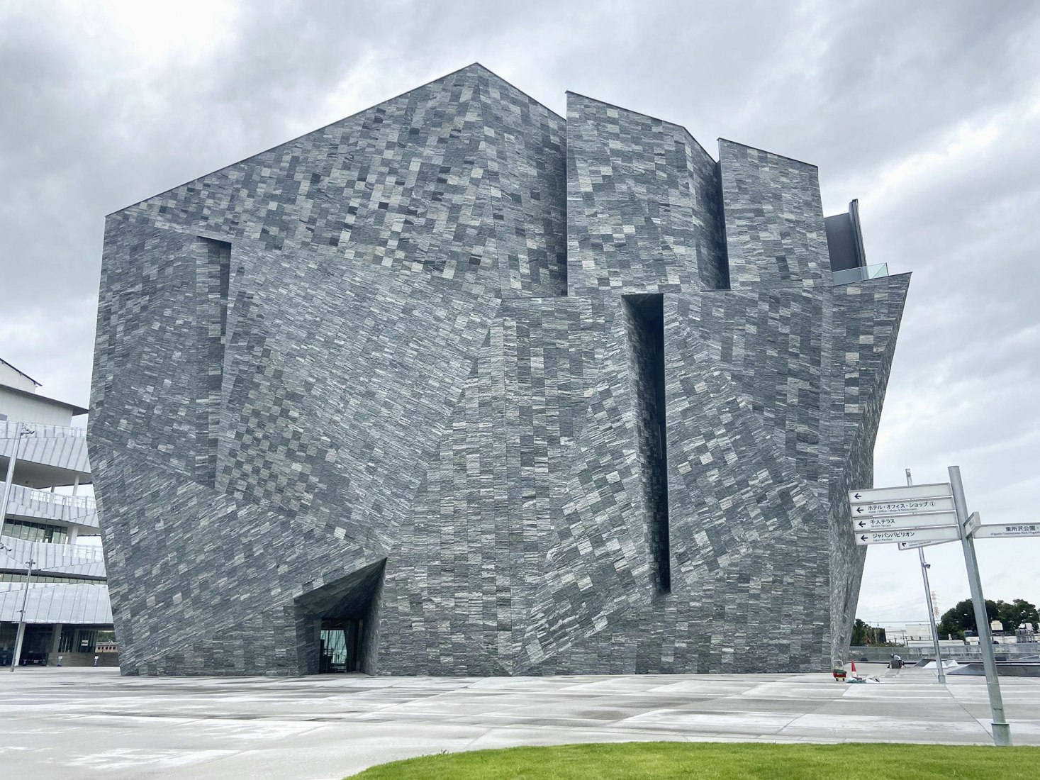 Museo de Cultura de Kadokawa por Kengo Kuma. Fotografía por Kenshu Shintsubo.