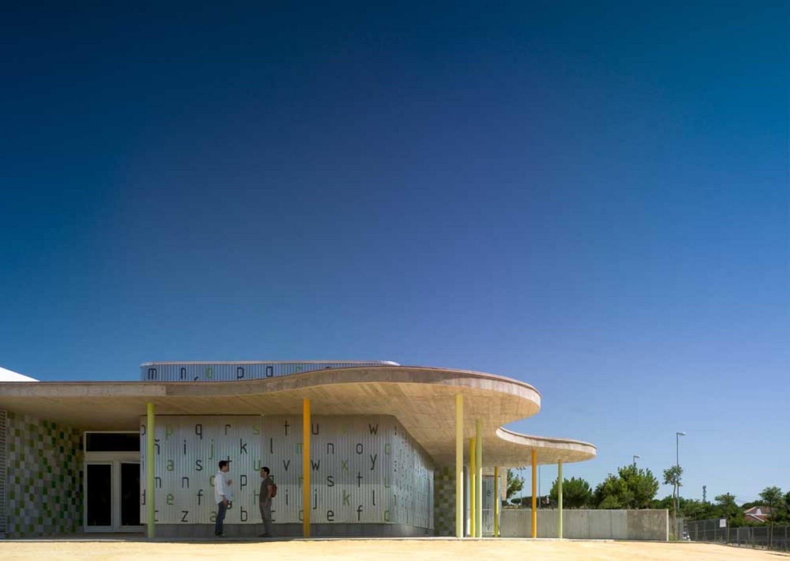 Exterior. Infant pavilion for La Barrosa school by Gabriel Verd arquitectos. Photography © Jesús Granada.