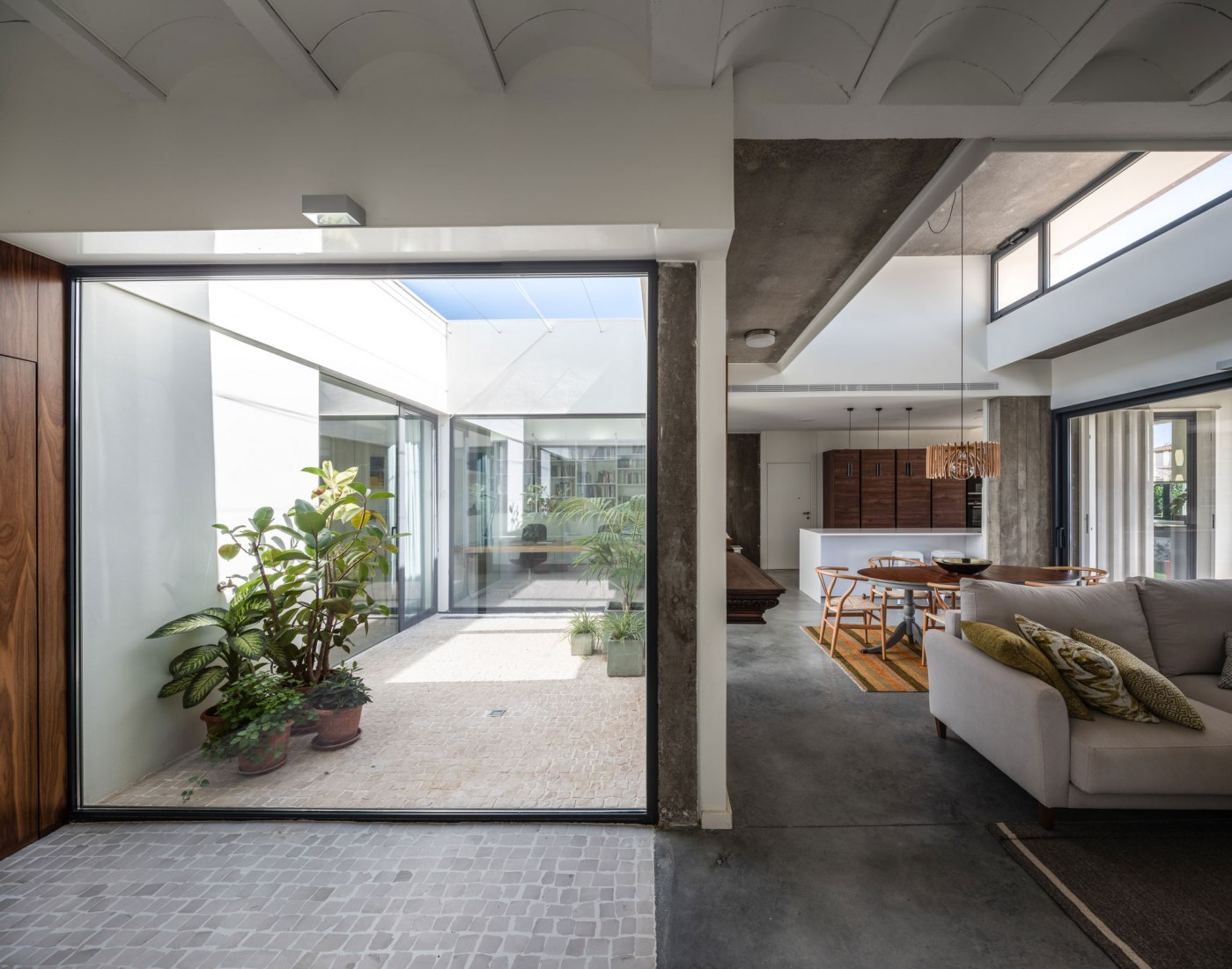 Casa patio por Baum Arquitectura. Fotografia por Javier Orive.