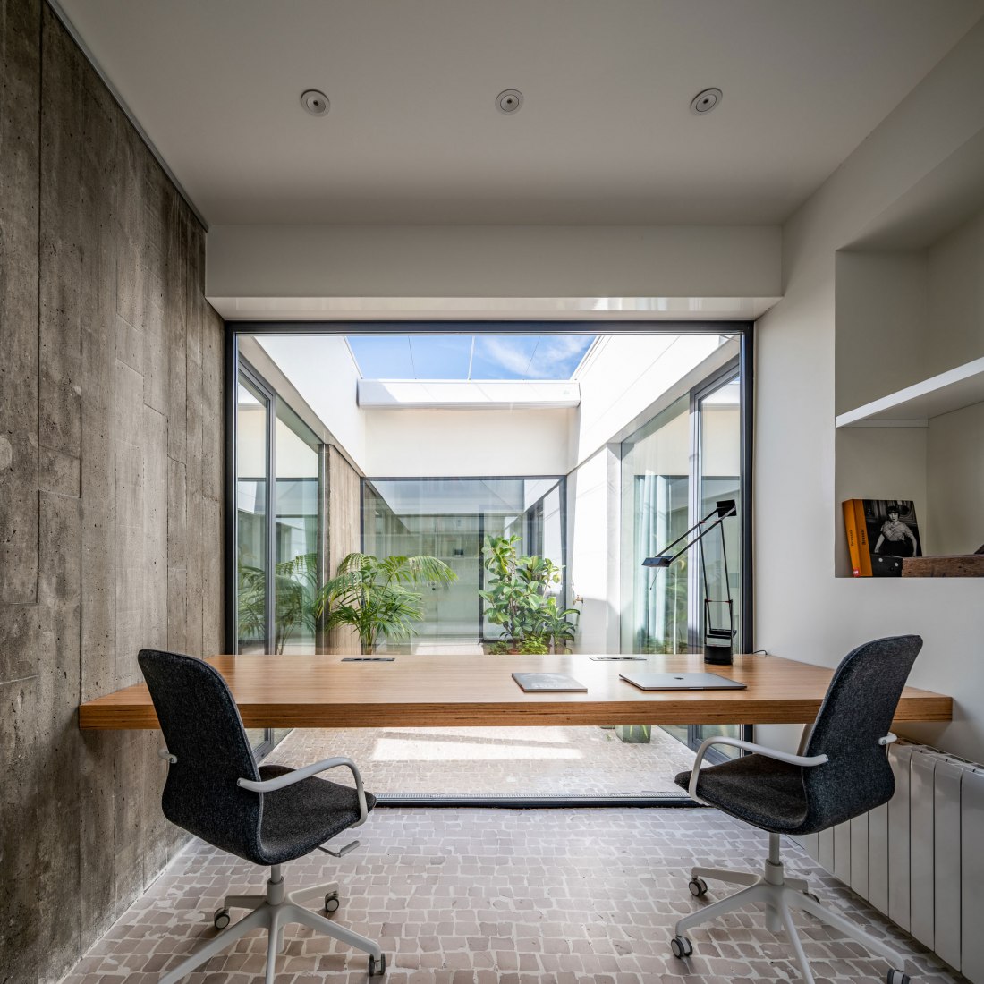 Casa patio por Baum Arquitectura. Fotografia por Javier Orive.