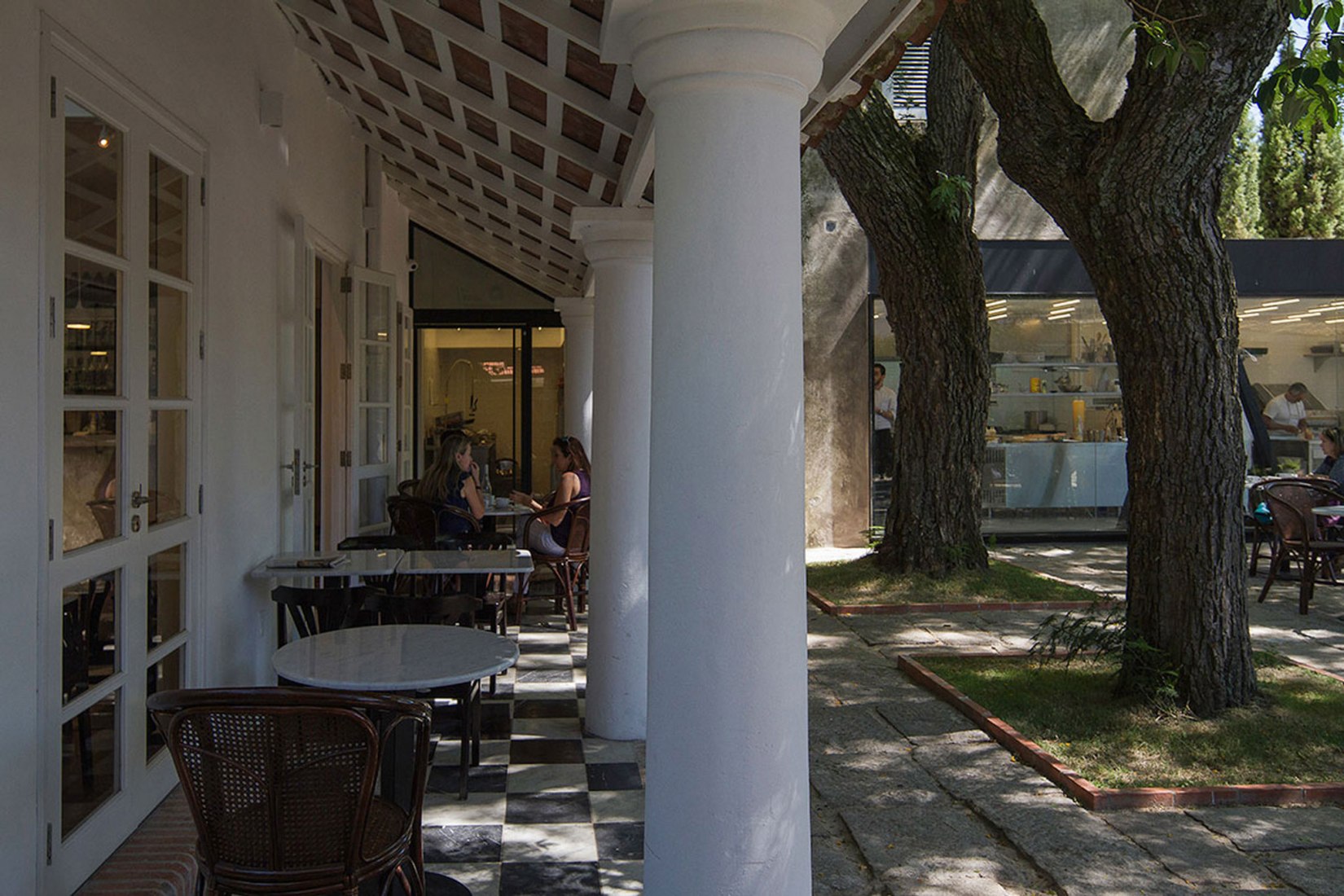 Exterior view. La Linda Bakery Carrasco by Pedro Livni Architect. Photograph © Pablo Casals Aguirre