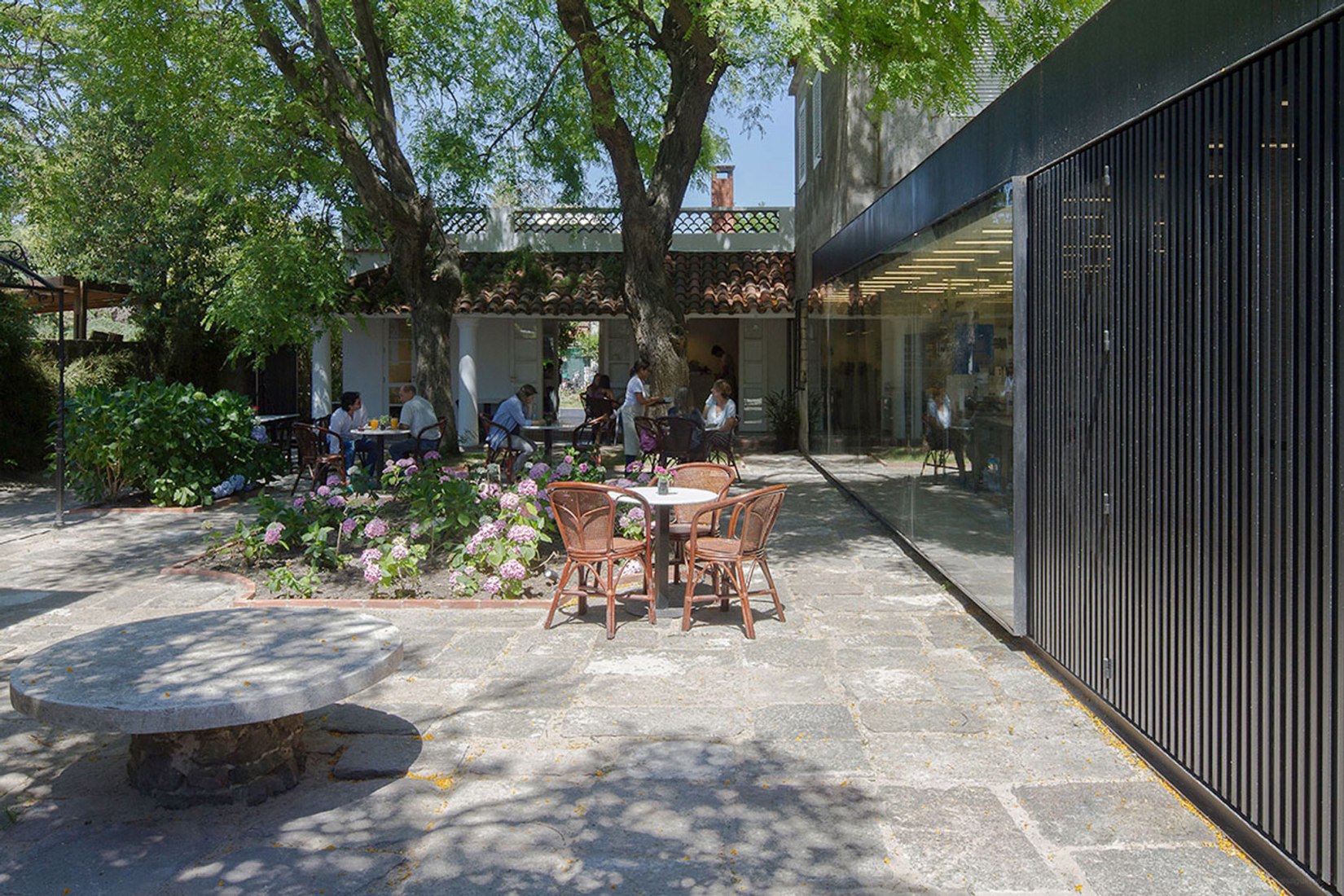 Exterior view. La Linda Bakery Carrasco by Pedro Livni Architect. Photograph © Pablo Casals Aguirre