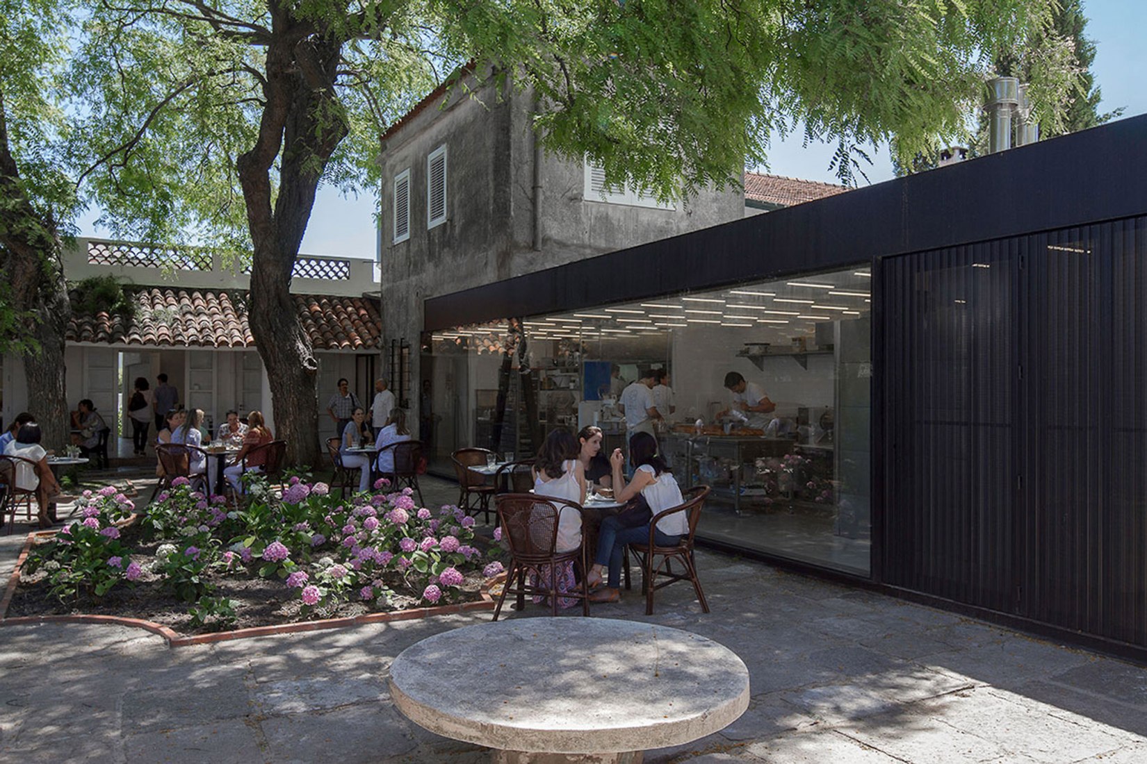 Exterior view. La Linda Bakery Carrasco by Pedro Livni Architect. Photograph © Pablo Casals Aguirre