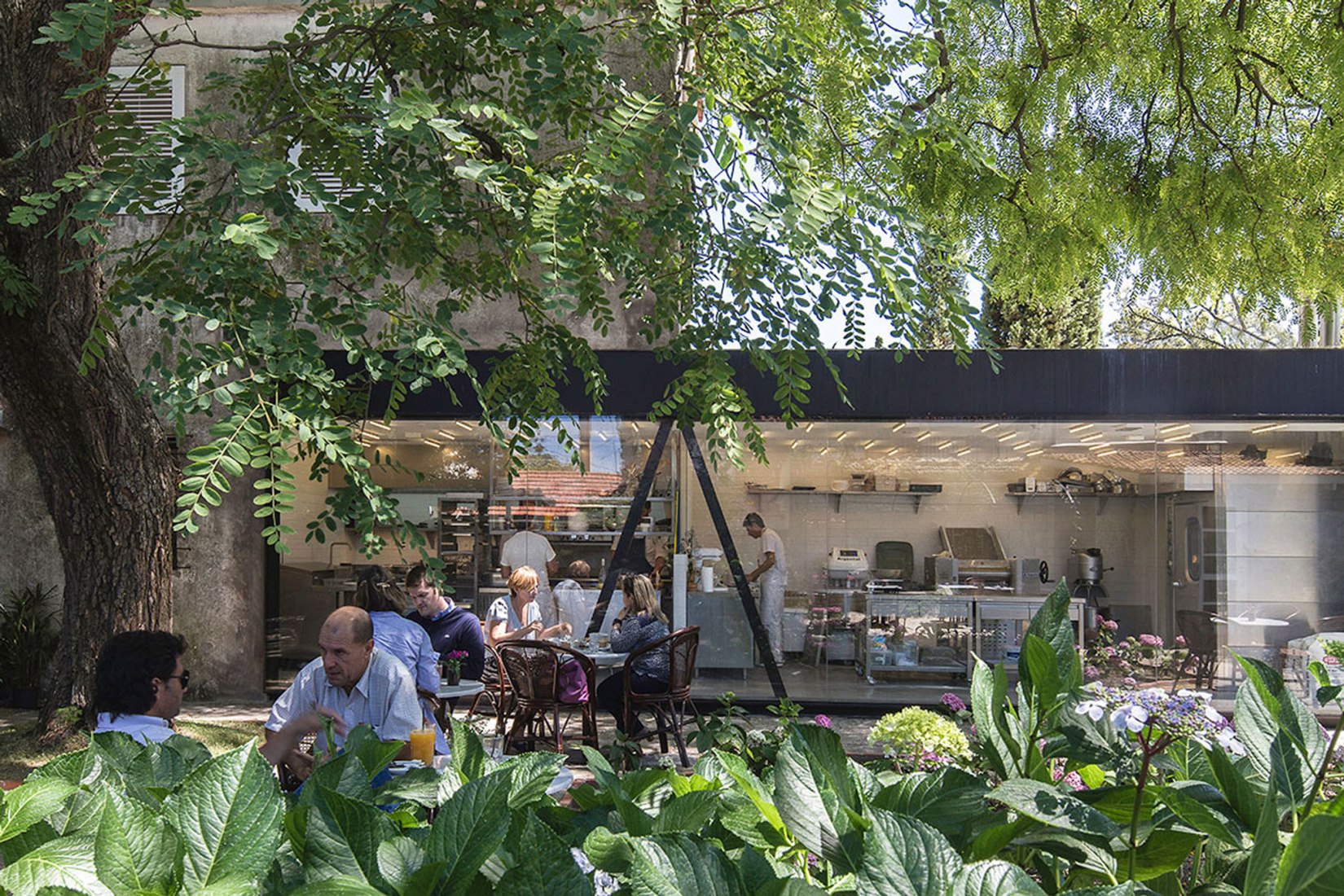 Vista exterior. Panadería Exterior view. La Linda Bakery Carrasco by Pedro Livni Architect. Photograph © Pablo Casals Aguirre
