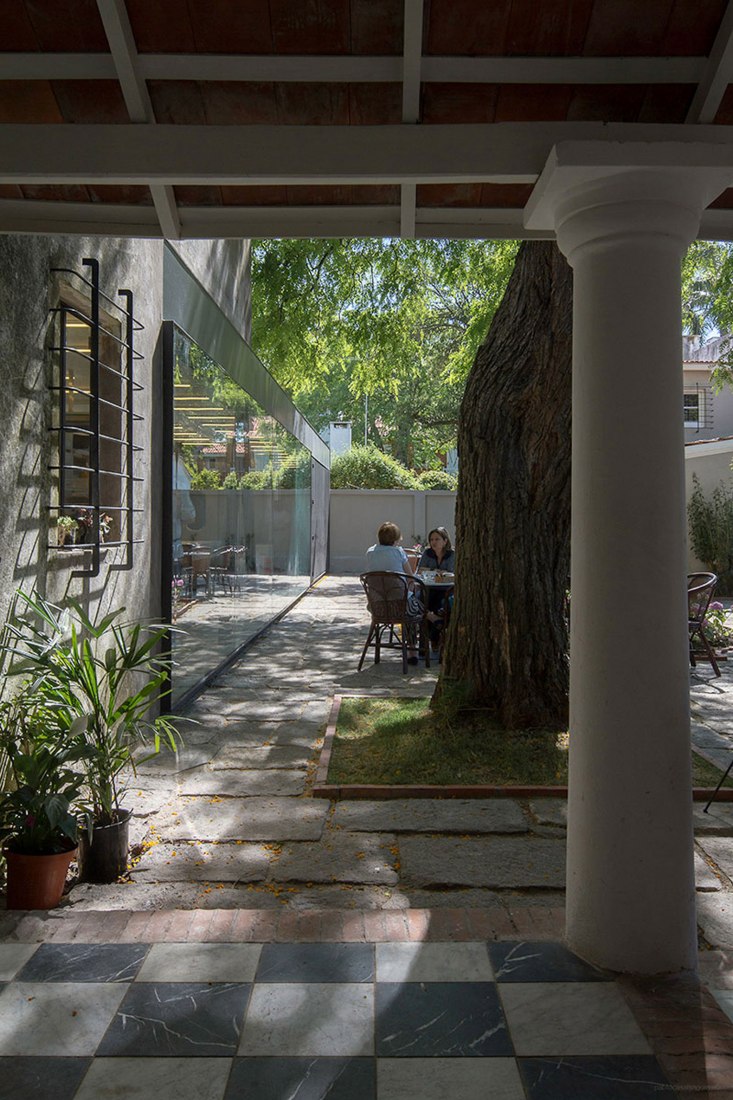 Exterior view. La Linda Bakery Carrasco by Pedro Livni Architect. Photograph © Pablo Casals Aguirre