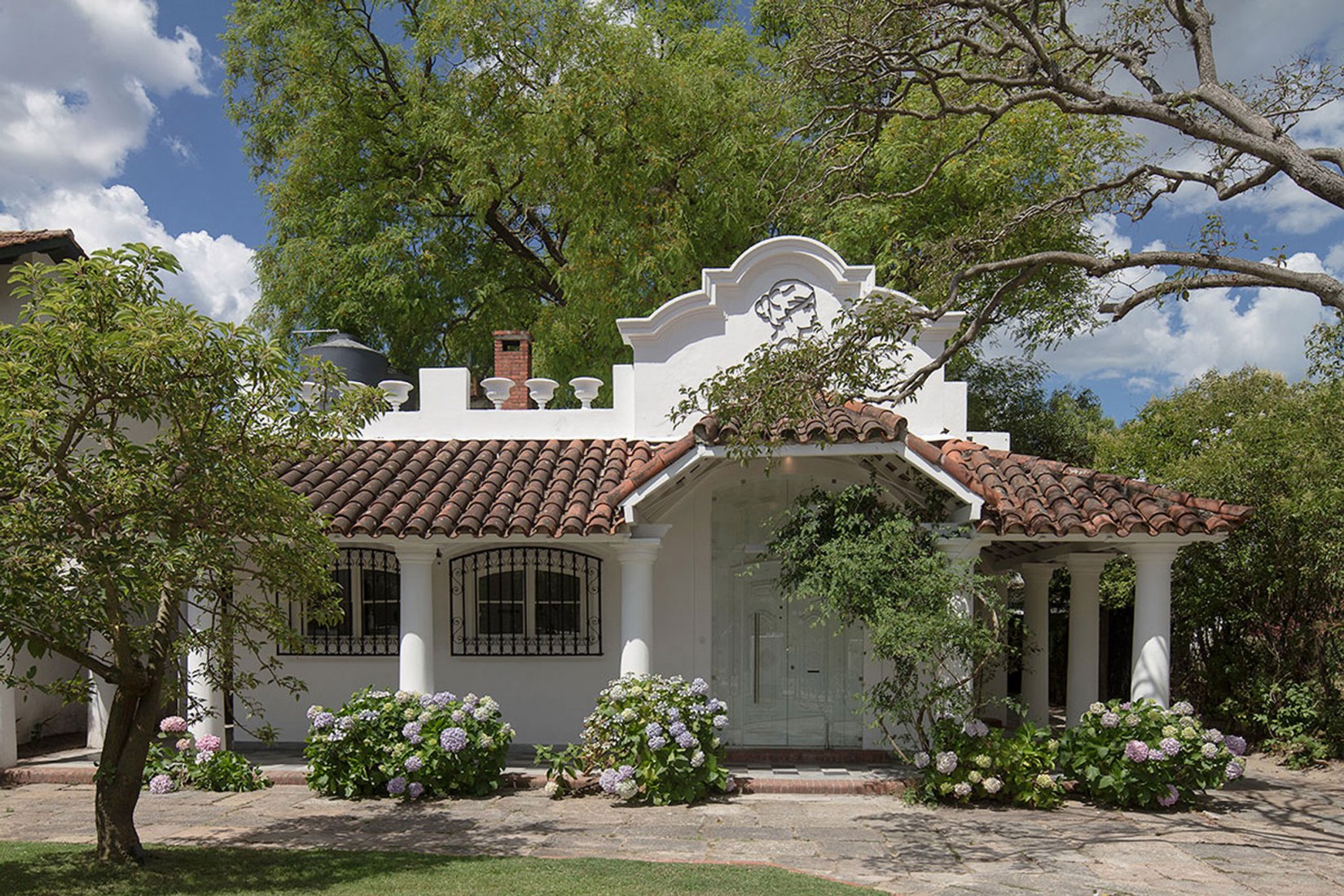 House of the neighborhood. La Linda Bakery Carrasco by Pedro Livni Architect. Photograph © Pablo Casals Aguirre