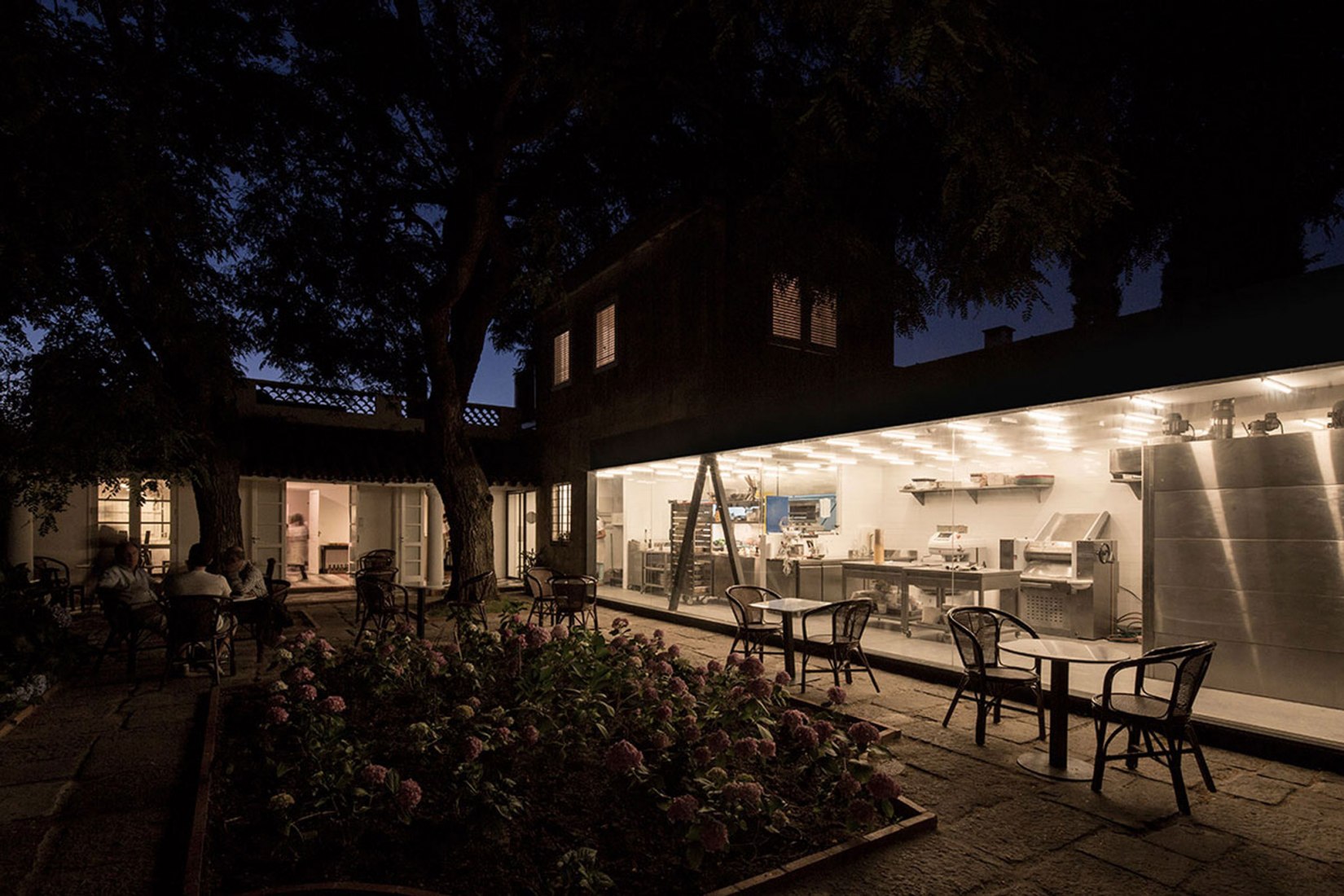 Exterior night view. La Linda Bakery Carrasco by Pedro Livni Architect. Photograph © Pablo Casals Aguirre