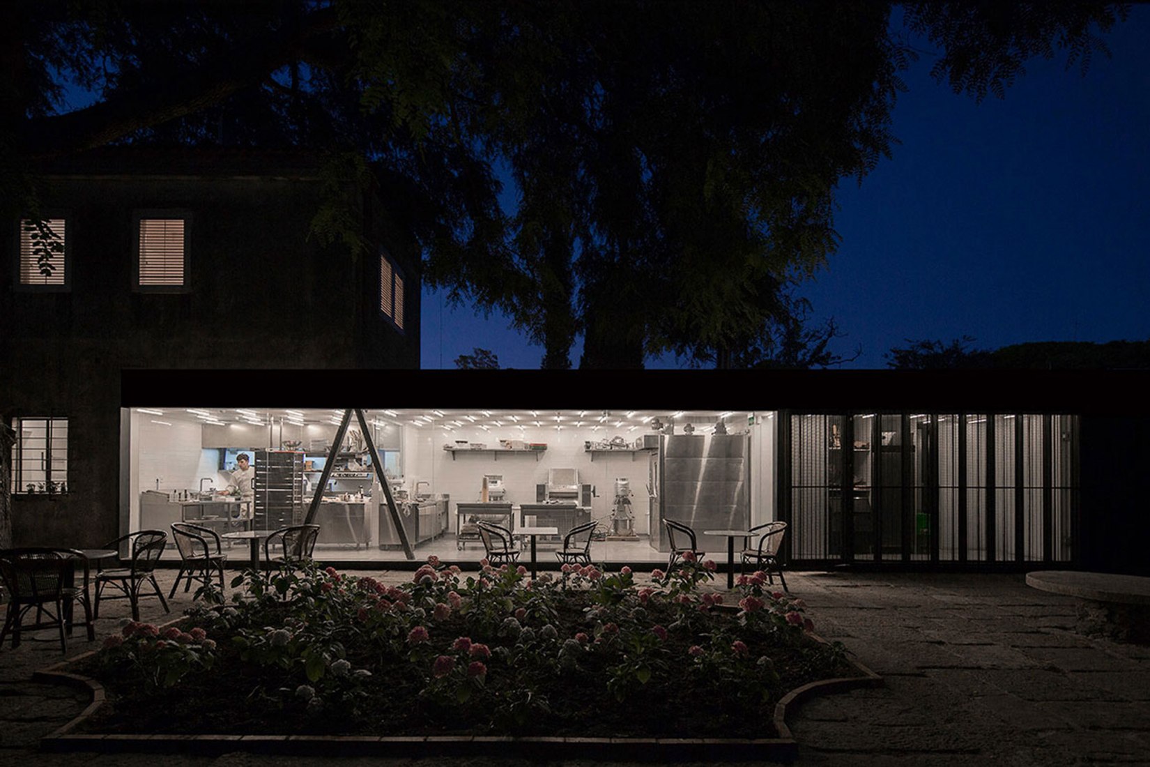 Exterior night view. La Linda Bakery Carrasco by Pedro Livni Architect. Photograph © Pablo Casals Aguirre