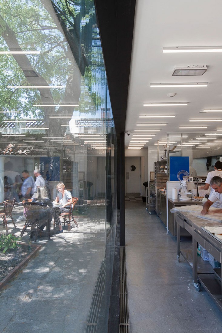 Exterior-interior comparative view. La Linda Bakery Carrasco by Pedro Livni Architect. Photograph © Pablo Casals Aguirre