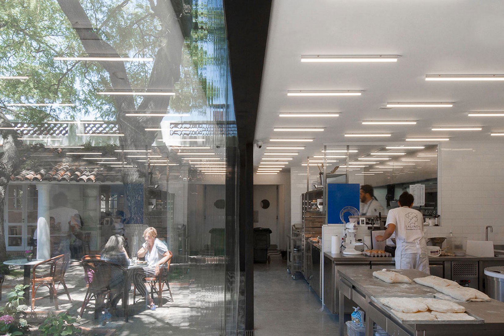 Exterior-interior comparative view. La Linda Bakery Carrasco by Pedro Livni Architect. Photograph © Pablo Casals Aguirre