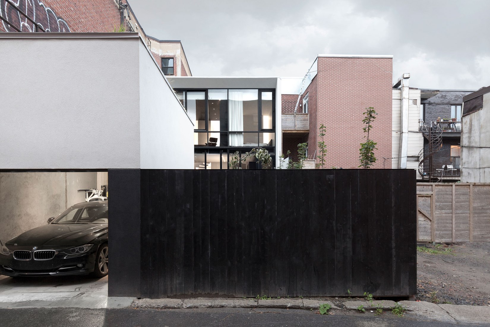 Fachada trasera, aparcamiento. Maison du Parc por La Shed Architecture. Fotografía por Maxime Brouillet