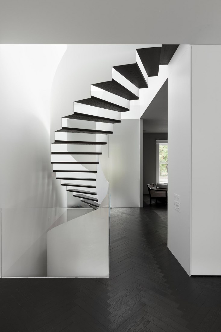 Escalera. Maison du Parc por La Shed Architecture. Fotografía por Maxime Brouillet
