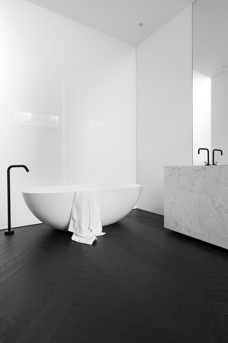 Baño. Maison du Parc por La Shed Architecture. Fotografía por Maxime Brouillet