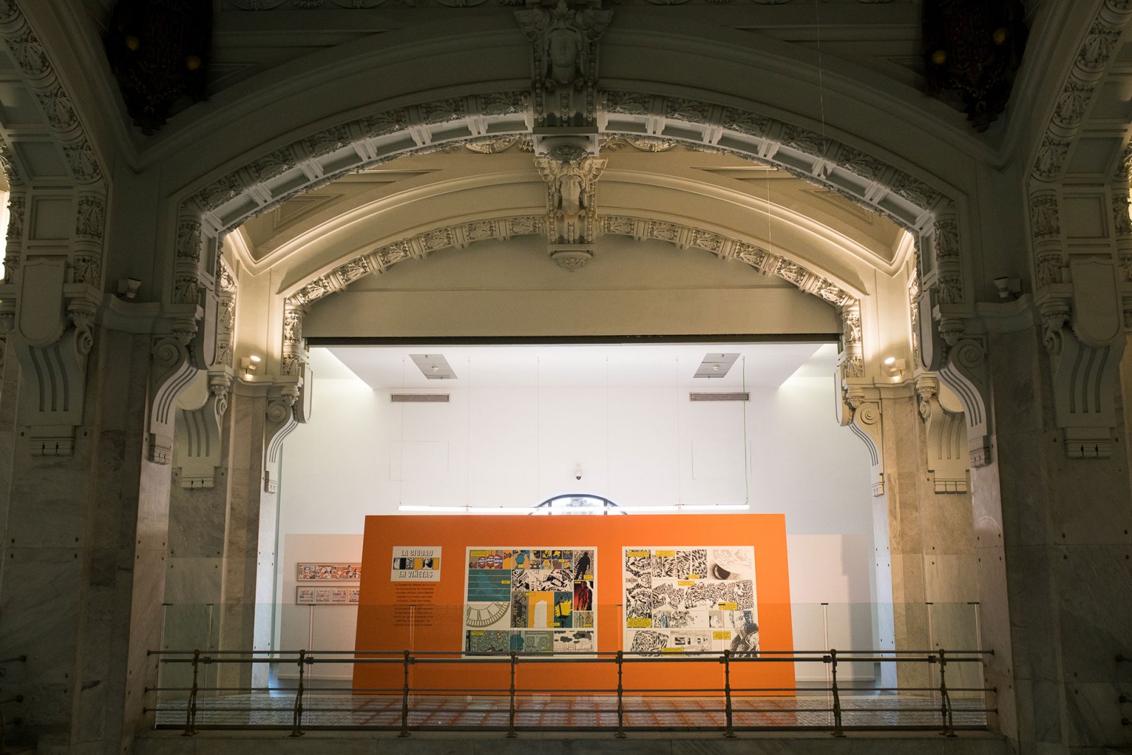 Exhibition hall. "La ciudad en viñetas" by Victor Puchalski. Photograph © Jesús Varillas