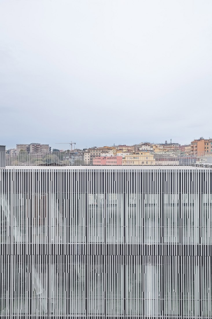 Vista exterior. Labics reconstruye la antigua estación de autobuses en "Citta del Sole" en Roma. Fotografía © Marco Cappelletti 