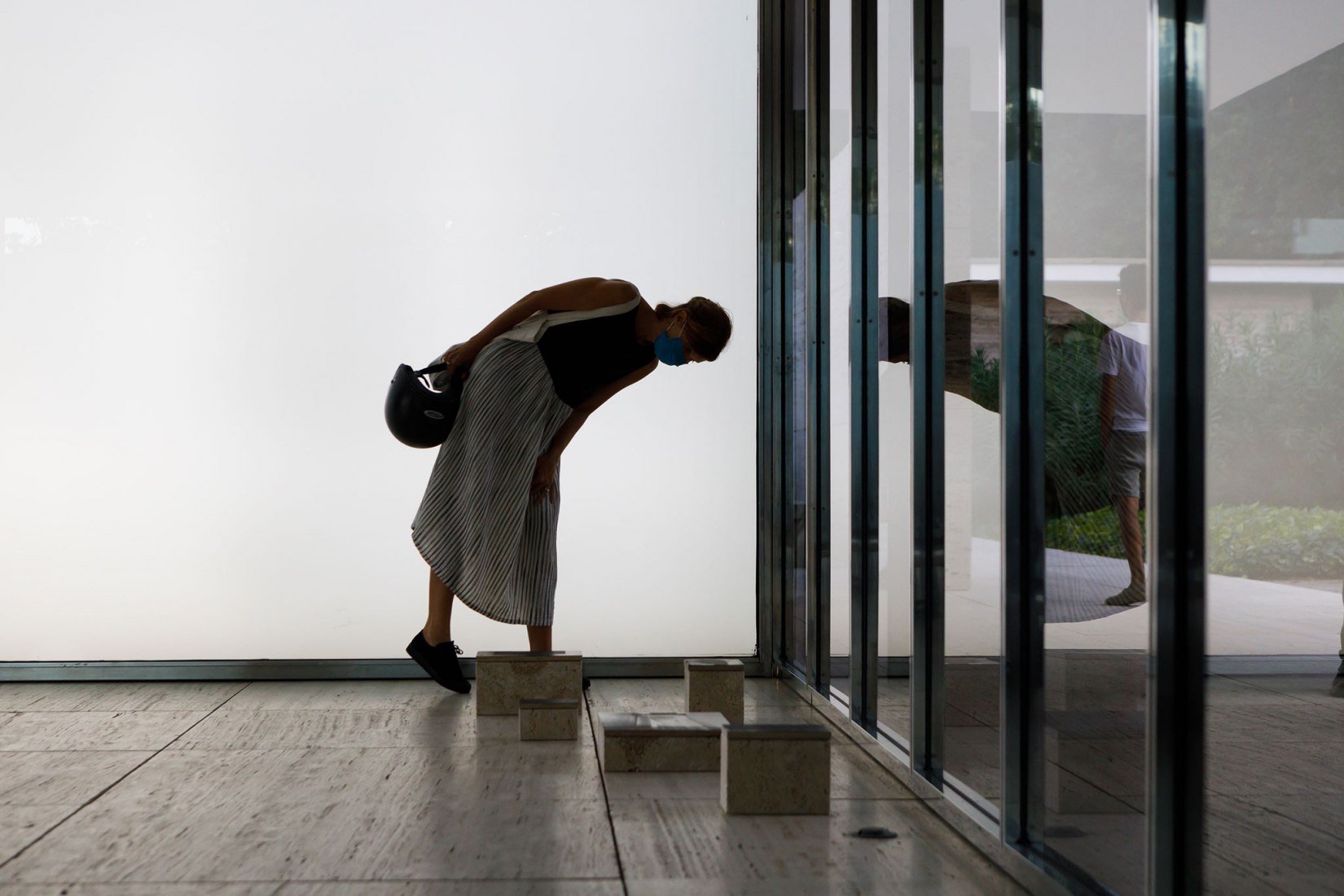 “The simplest thing is the hardest to do” by Laercio Redondo. Performance at the Mies van der Rohe Pavilion. Photograph by Anna Mas