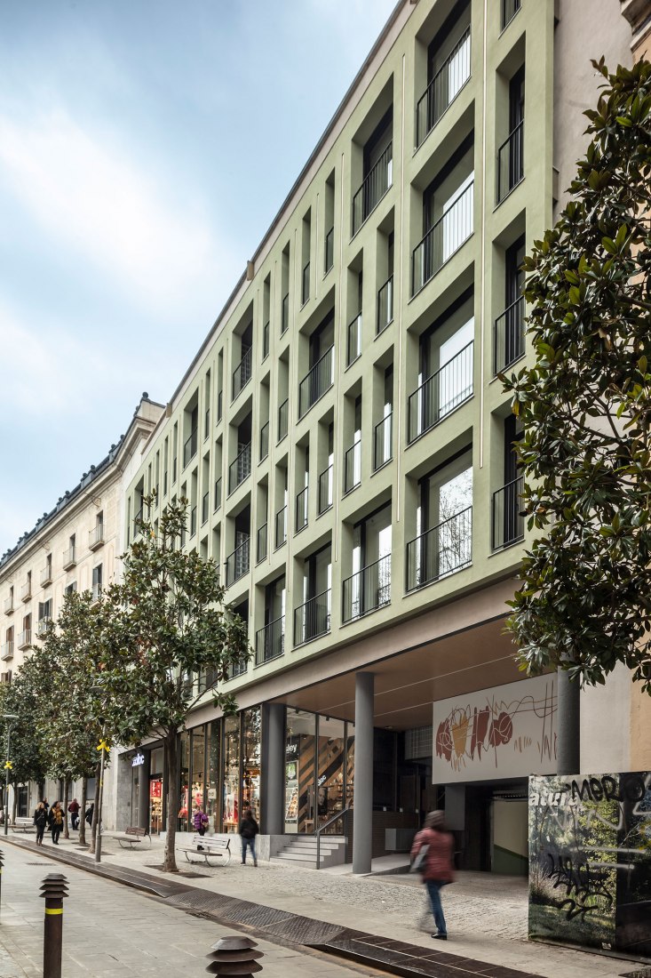 Comprehensive renovation using bright and vitalistic skylights. Santa