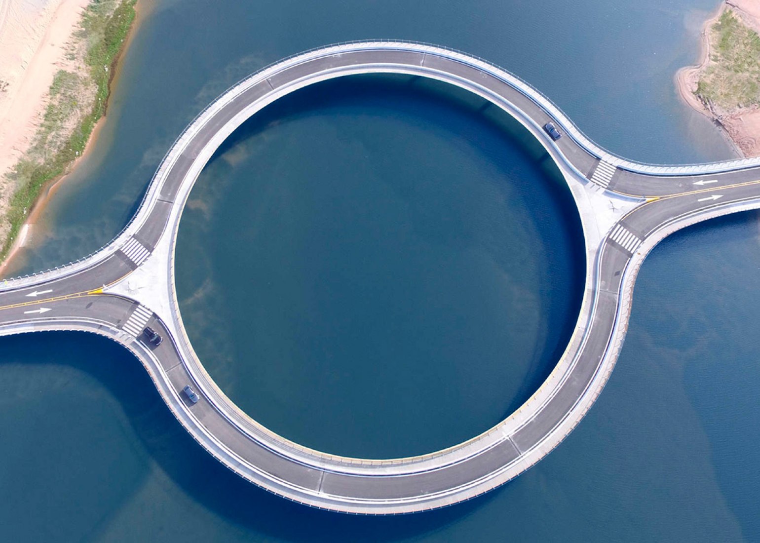 Laguna Garzón bridge by Rafael Viñoly Architects. Image courtesy of Rafael Viñoly Architects.