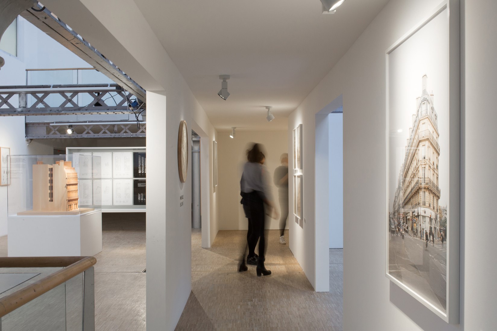 PARIS HAUSSMANN. Vista de la exposición. Fotografía © Antoine Espinasseau.