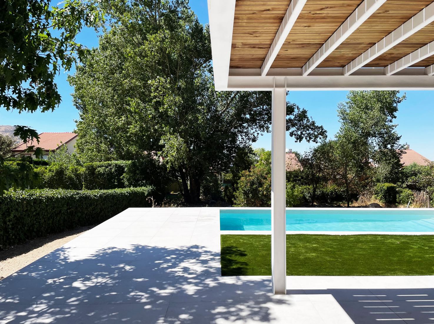 Swimming pool and Terrace Reconditioning by FAR Arquitectos. Photograph by Francisco Arévalo
