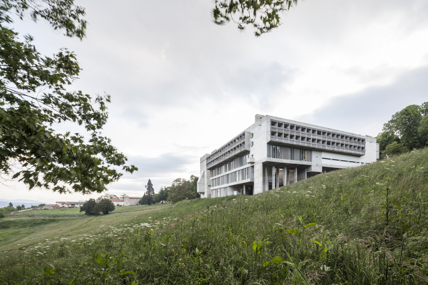 Vista exterior. Convento Sainte Marie de la Tourette por Le Corbusier. Fotografía © Montse Zamorano.