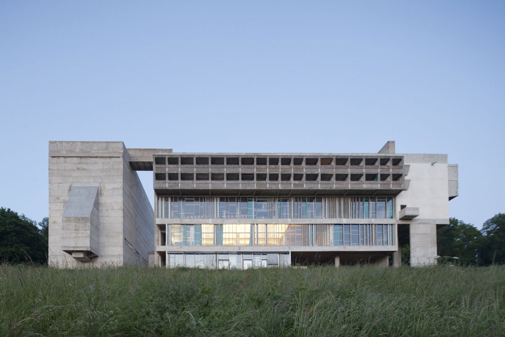 convento-sainte-marie-de-la-tourette-por-le-corbusier-sobre