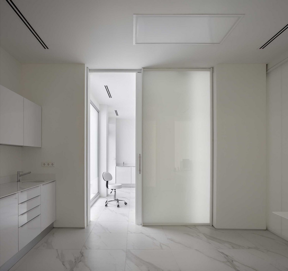 Cózar clinic by Lecoc Arquitectura and Andrés J. Cózar Lizandra. Photograph by Mariela Apollonio