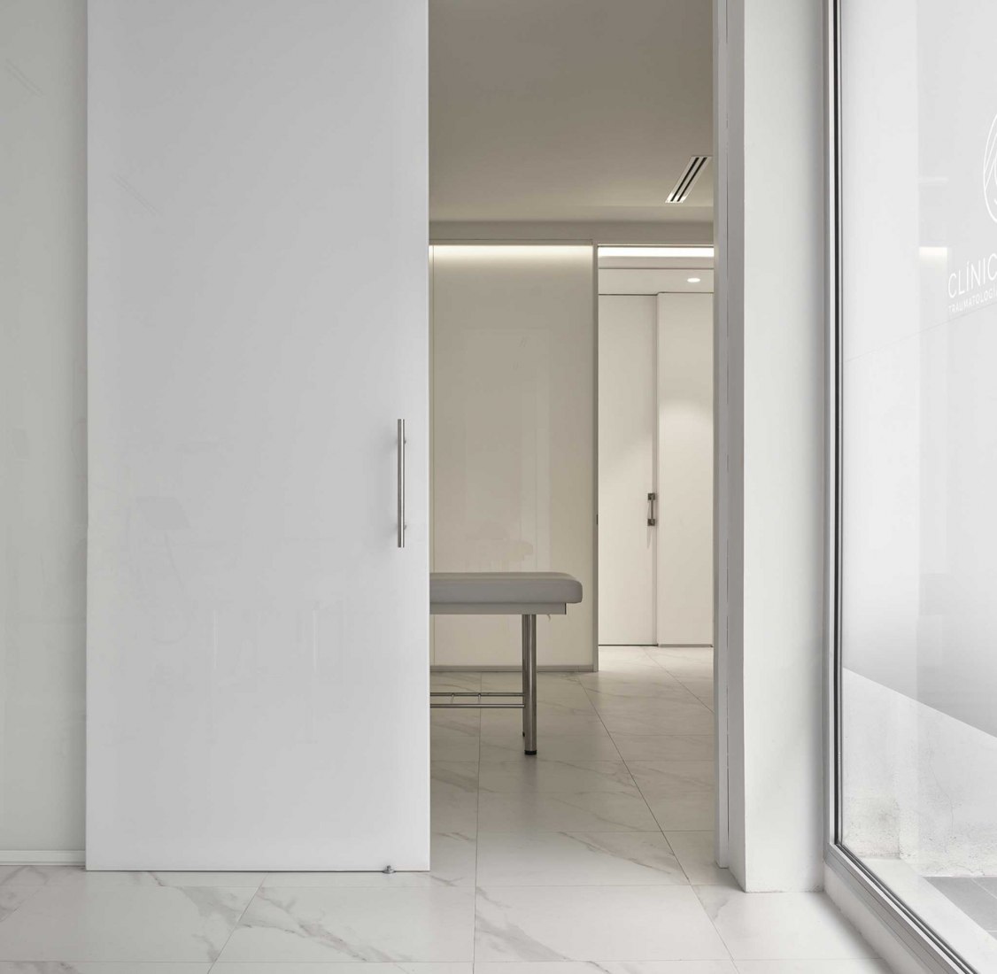 Cózar clinic by Lecoc Arquitectura and Andrés J. Cózar Lizandra. Photograph by Mariela Apollonio