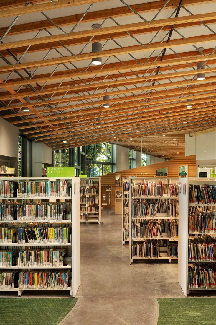 Reading under oaks. Ledding Library by Hacker architects The Strength