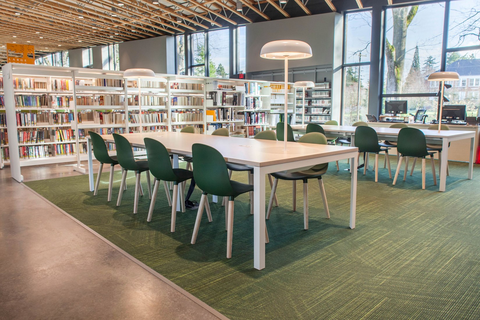 Reading under oaks. Ledding Library by Hacker architects The Strength
