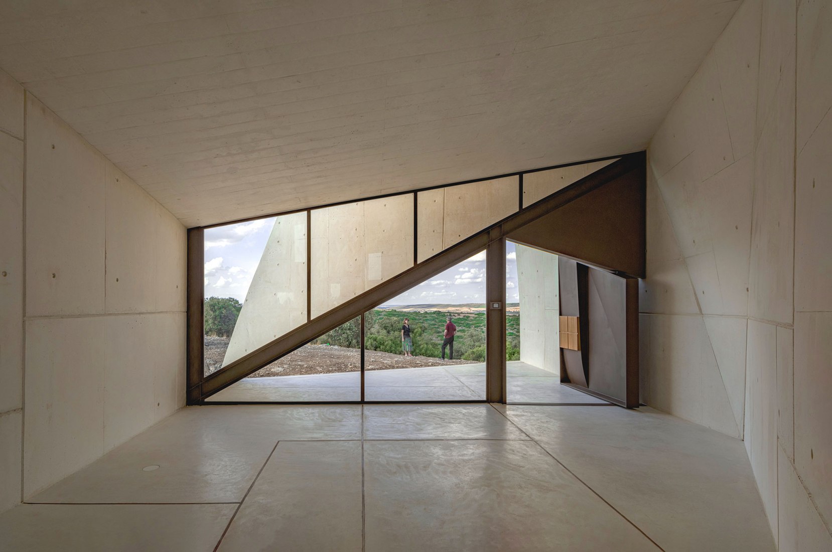 Chapel in Sierra la Villa by Sancho-Madridejos Architecture Office.Photograph by Hisao Suzuki, Sancho-Madridejo.