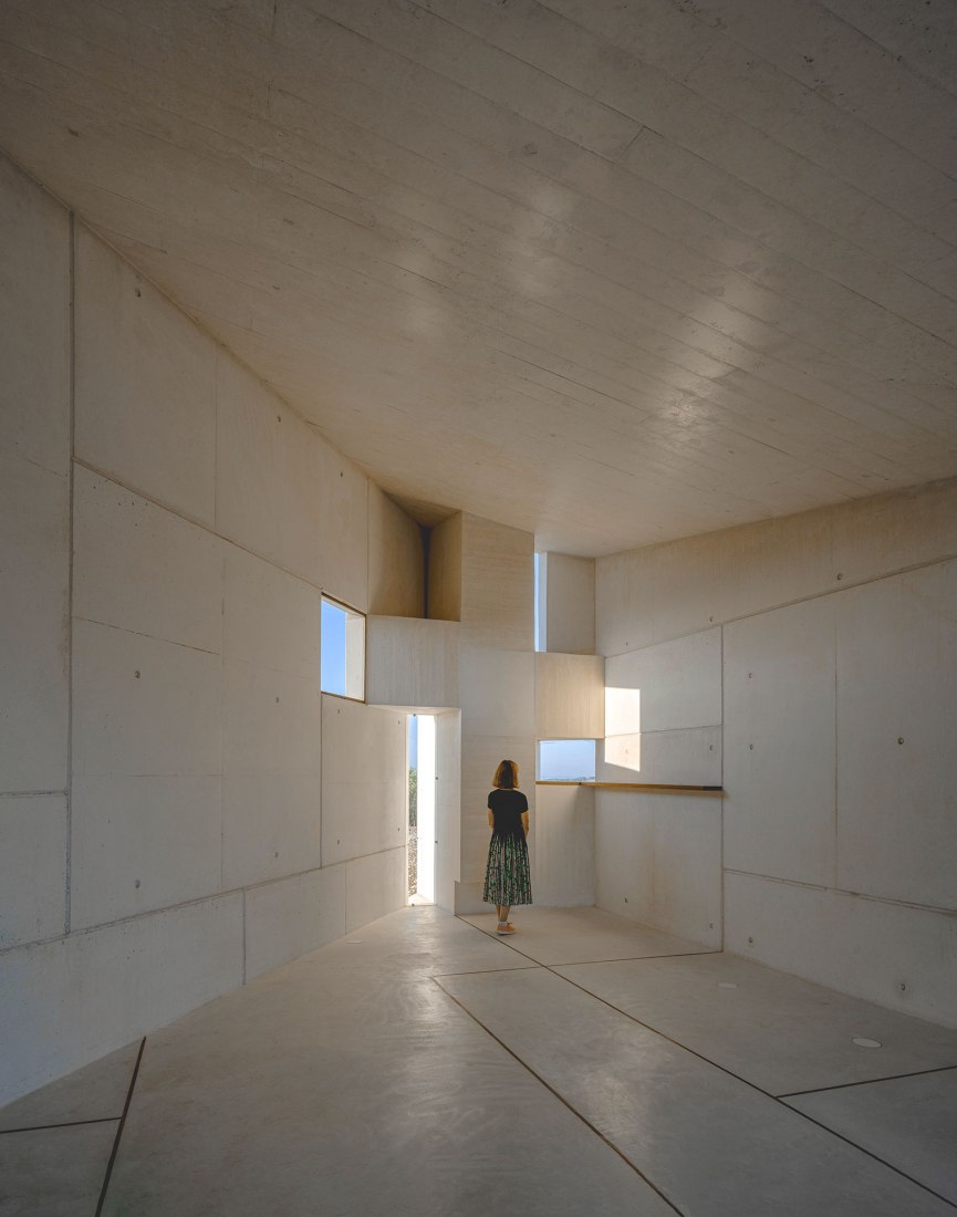 Chapel in Sierra la Villa by Sancho-Madridejos Architecture Office.Photograph by Hisao Suzuki, Sancho-Madridejo.