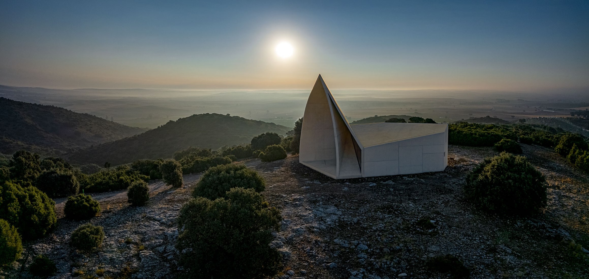 Chapel in Sierra la Villa by Sancho-Madridejos Architecture Office.Photograph by Hisao Suzuki, Sancho-Madridejo.