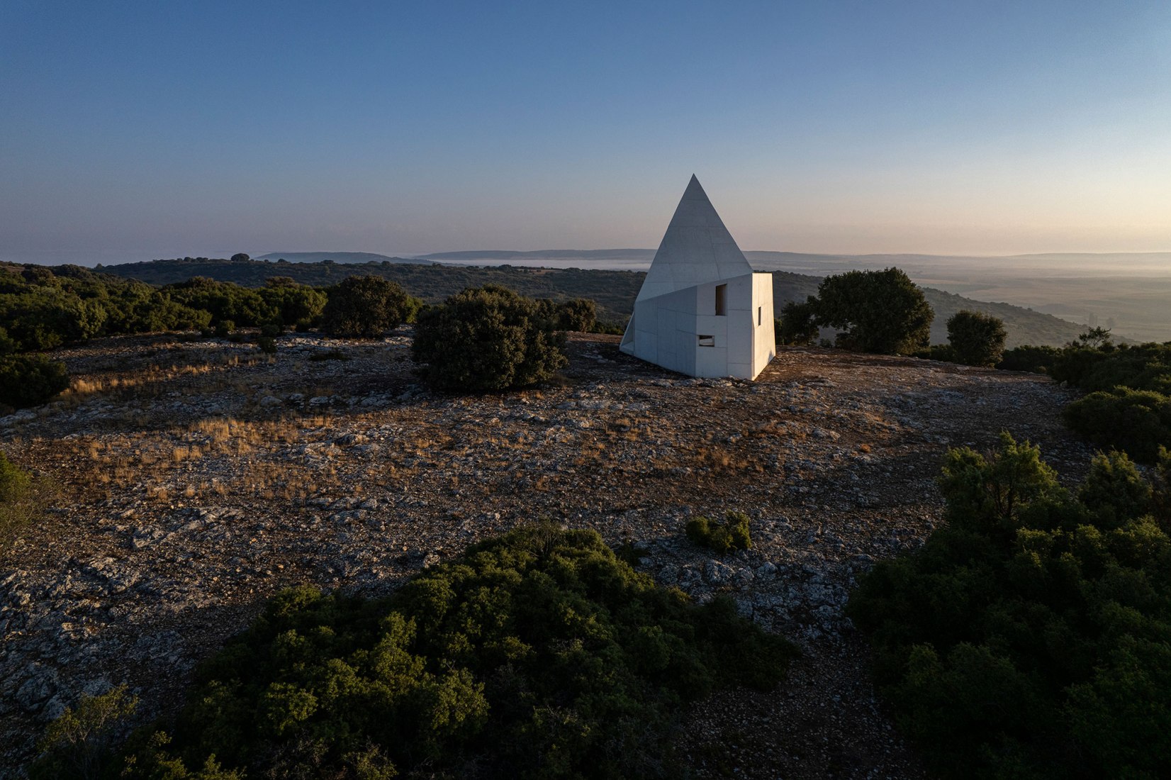 Chapel in Sierra la Villa by Sancho-Madridejos Architecture Office.Photograph by Hisao Suzuki, Sancho-Madridejo.