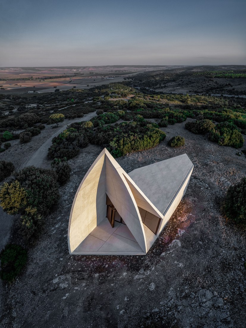 Chapel in Sierra la Villa by Sancho-Madridejos Architecture Office.Photograph by Hisao Suzuki, Sancho-Madridejo.