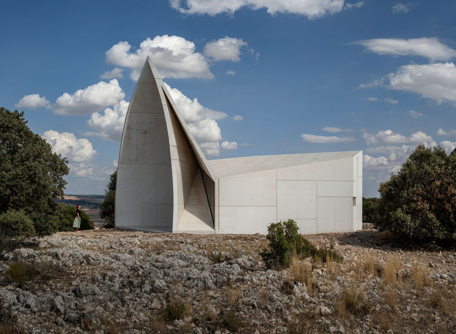 Chapel in Sierra la Villa by Sancho-Madridejos Architecture Office.Photograph by Hisao Suzuki, Sancho-Madridejo.