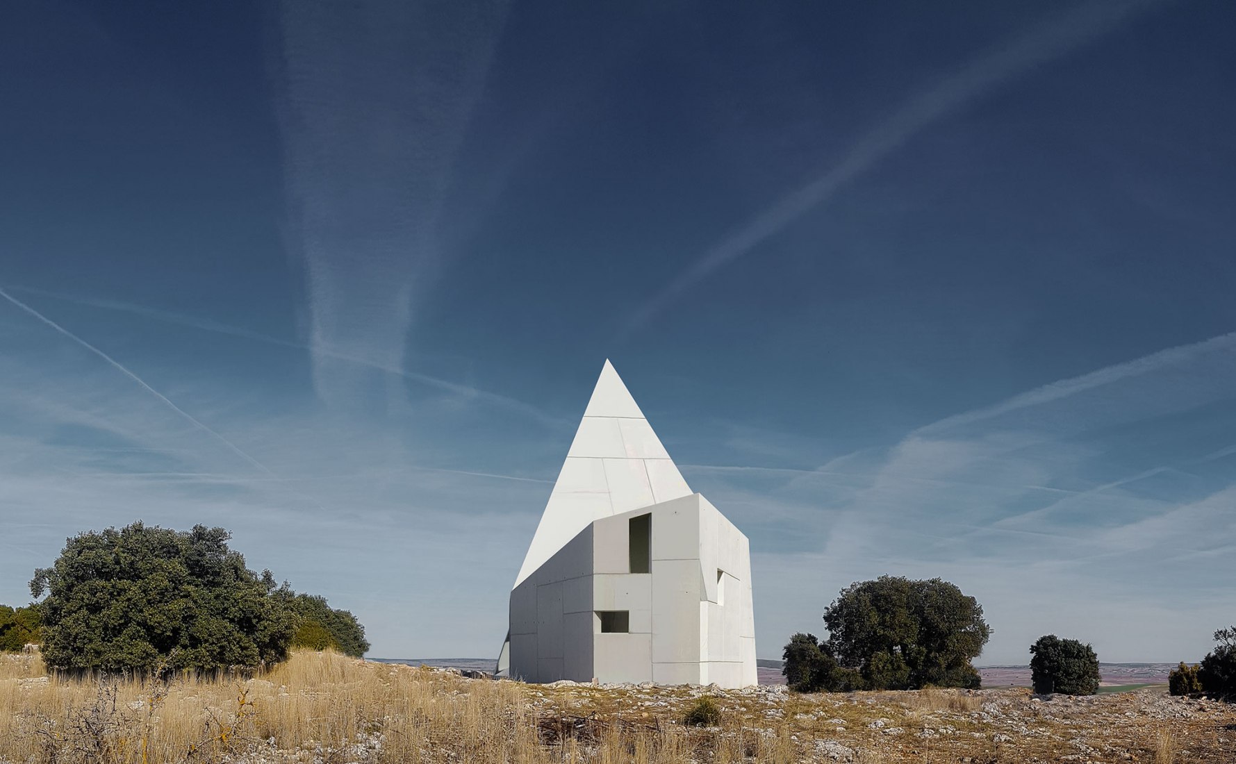 Chapel in Sierra la Villa by Sancho-Madridejos Architecture Office.Photograph by Hisao Suzuki, Sancho-Madridejo.