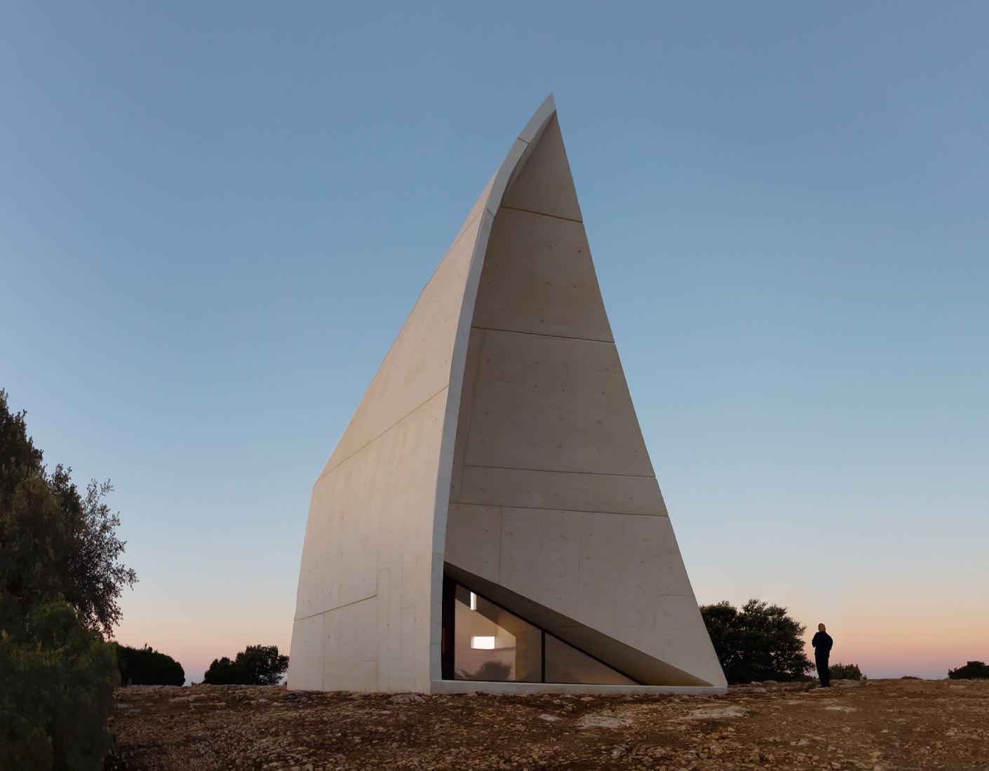 Chapel in Sierra la Villa by Sancho-Madridejos Architecture Office.Photograph by Hisao Suzuki, Sancho-Madridejo.