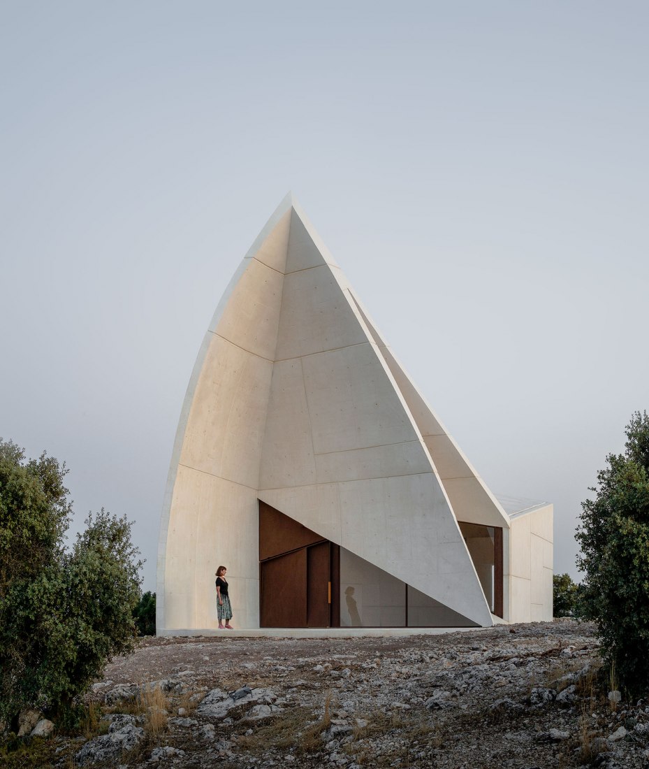 Chapel in Sierra la Villa by Sancho-Madridejos Architecture Office.Photograph by Hisao Suzuki, Sancho-Madridejo.