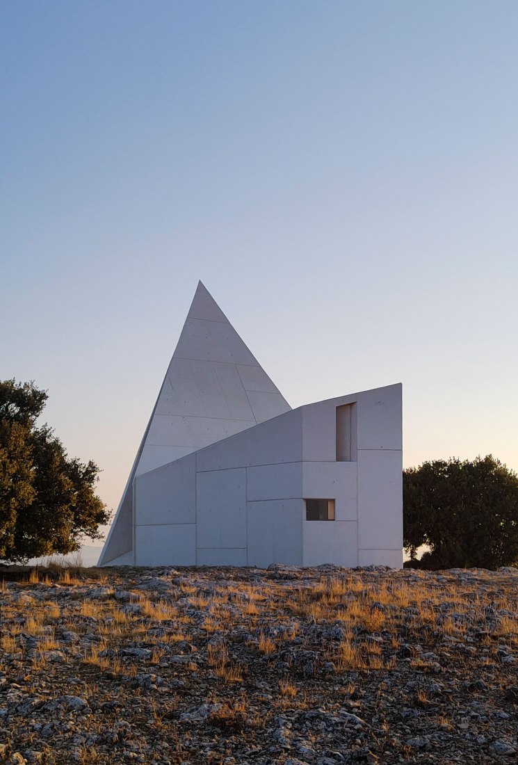 Chapel in Sierra la Villa by Sancho-Madridejos Architecture Office.Photograph by Hisao Suzuki, Sancho-Madridejo.