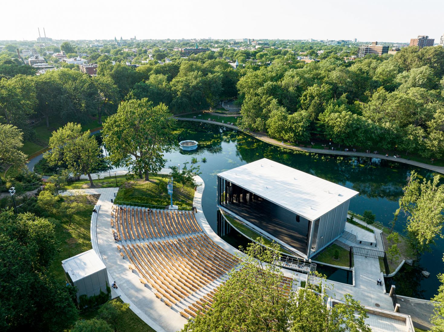 El Théâtre de Verdure del parque La Fontaine por Lemay. Fotografía por Adrien Williams.