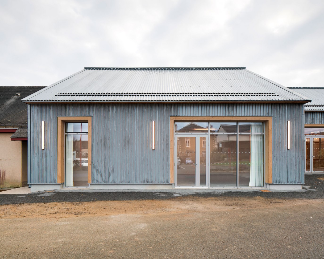 Centro social y cultural en Cossé-le-Vivien por Lemoal Lemoal Architectes. Fotografía por Erle Marec.