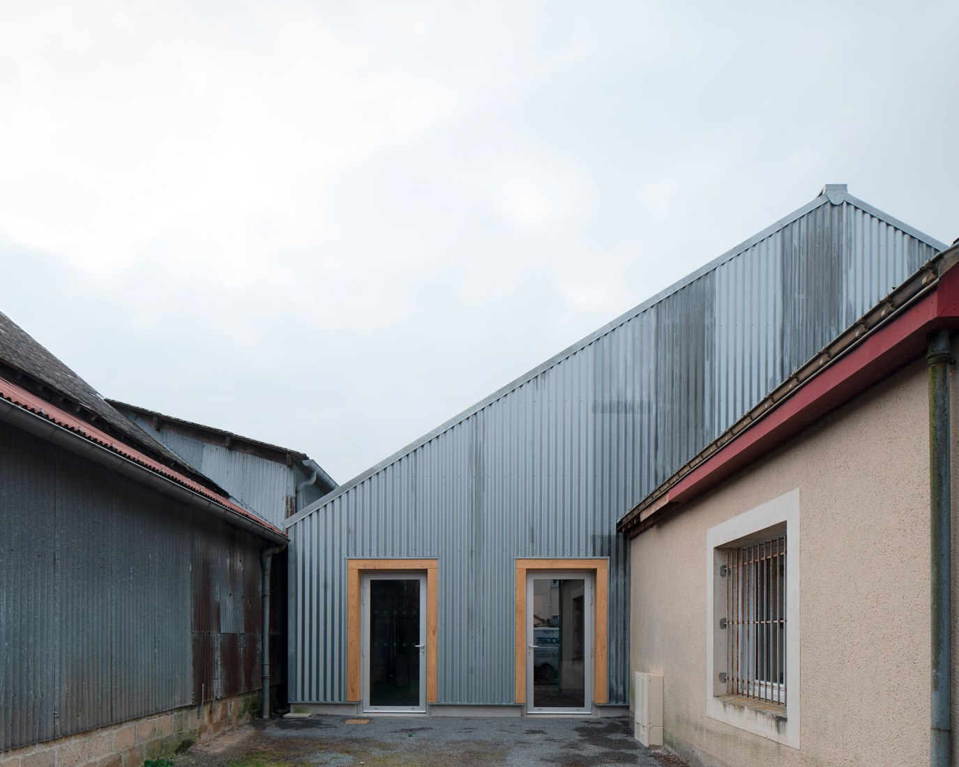 Centro social y cultural en Cossé-le-Vivien por Lemoal Lemoal Architectes. Fotografía por Erle Marec.