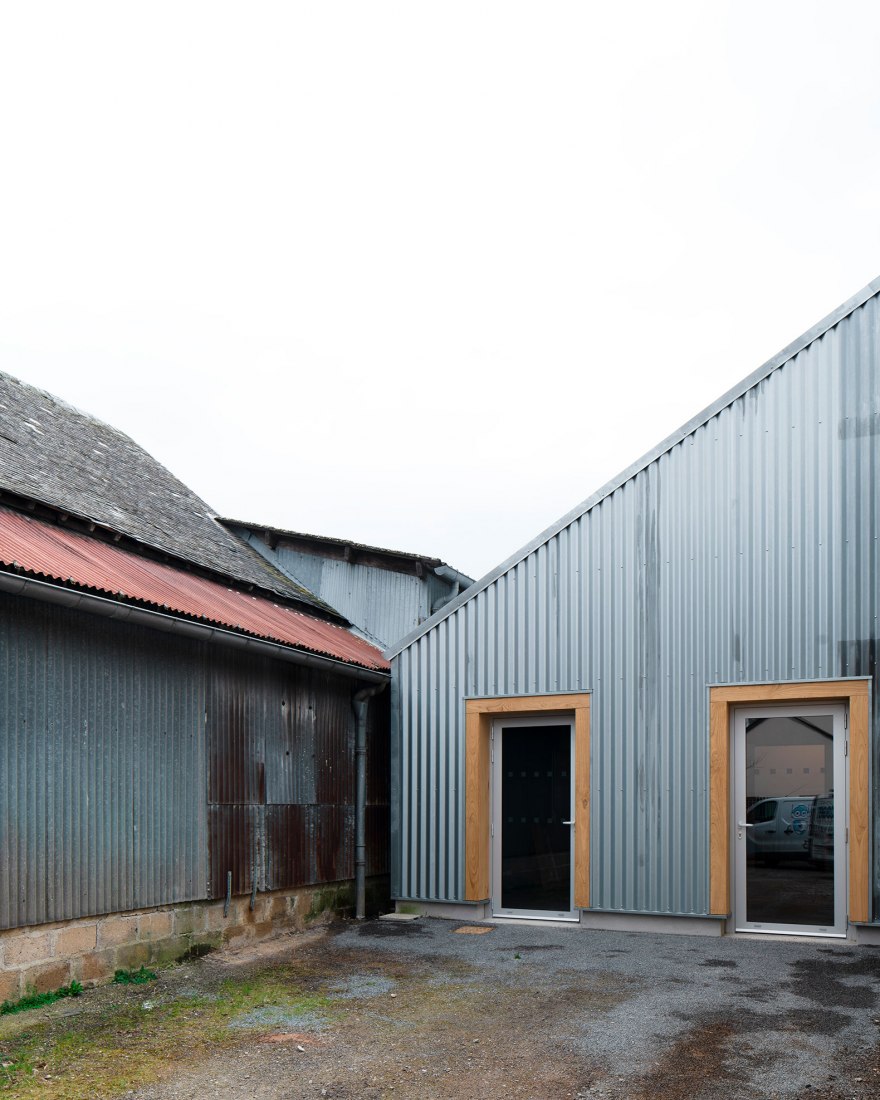 Centro social y cultural en Cossé-le-Vivien por Lemoal Lemoal Architectes. Fotografía por Erle Marec.