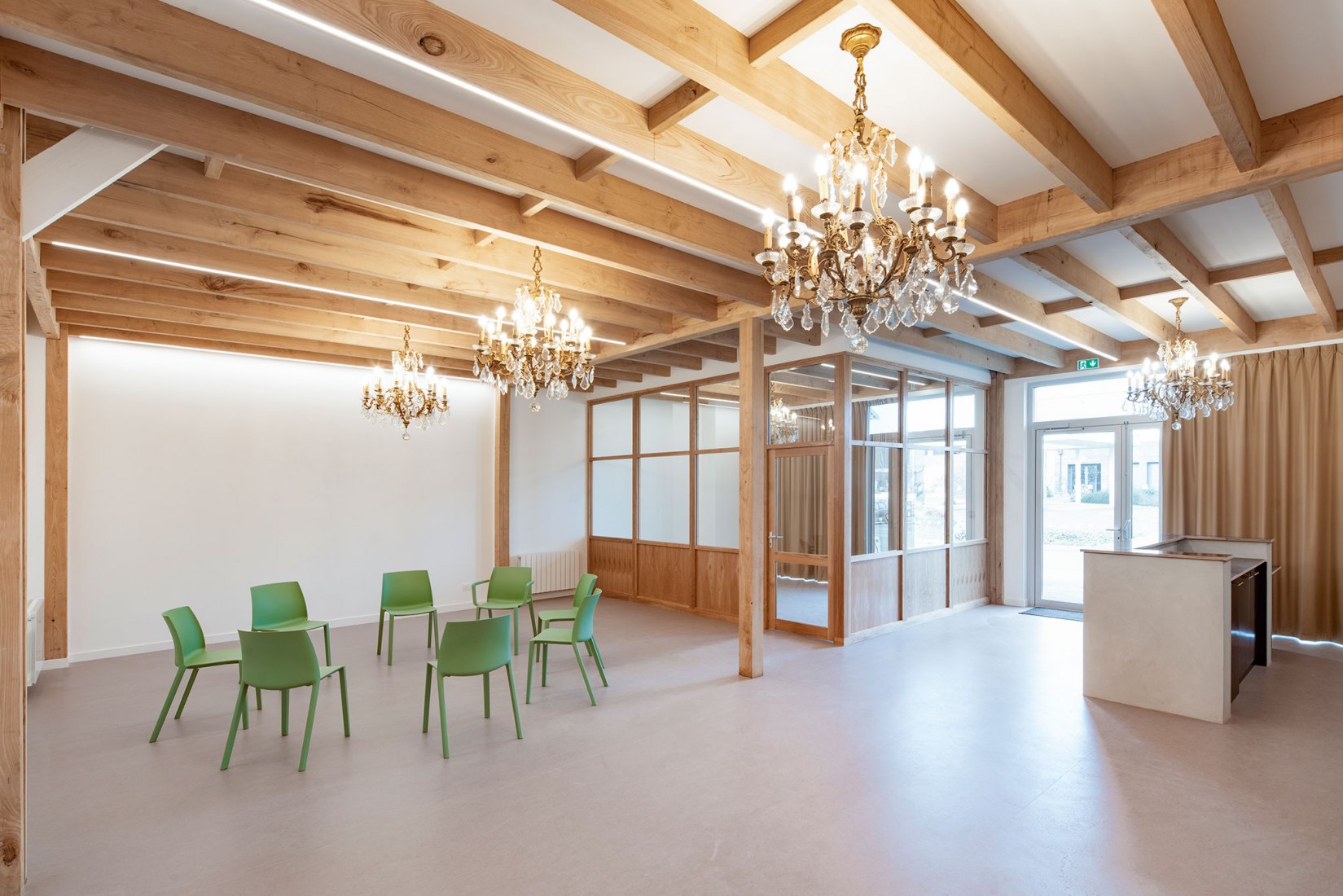 Centro social y cultural en Cossé-le-Vivien por Lemoal Lemoal Architectes. Fotografía por Erle Marec.